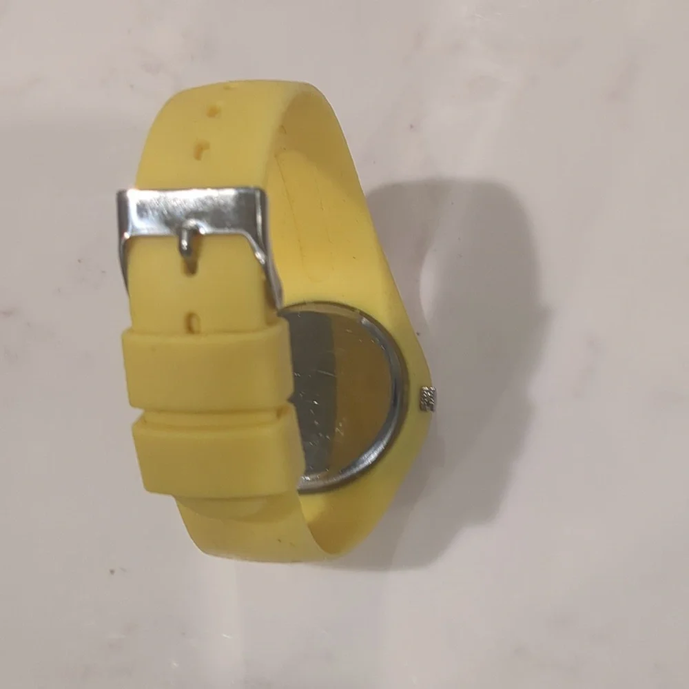 Classic European Yellow Silicone Watch with Blue Hands